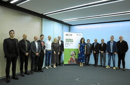 Representantes institucionales y parte del elenco de la obra.