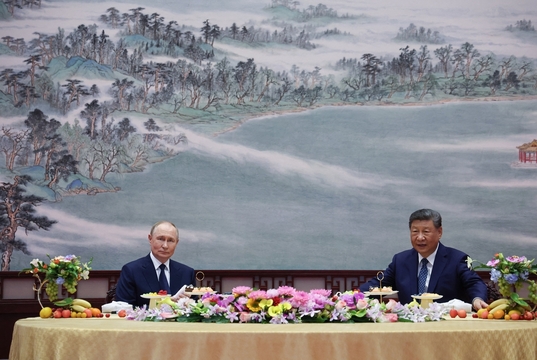 Vladimir Putin y Xi Jinping asisten a una reunión en el Gran Salón del Pueblo de Pekín el 2 de septiembre de 2025. 