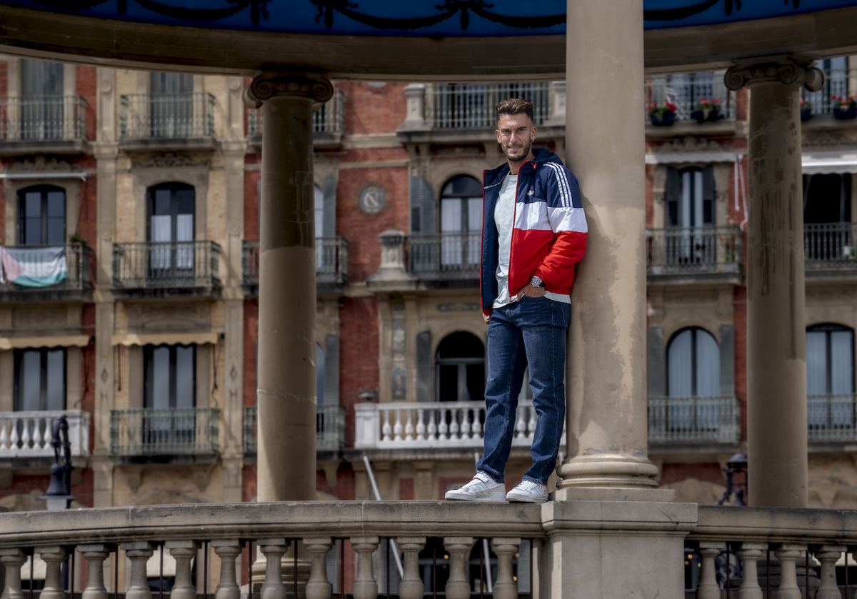 Torres, subido al kiosko de la Plaza del Castillo, donde vivió dos ascensos.