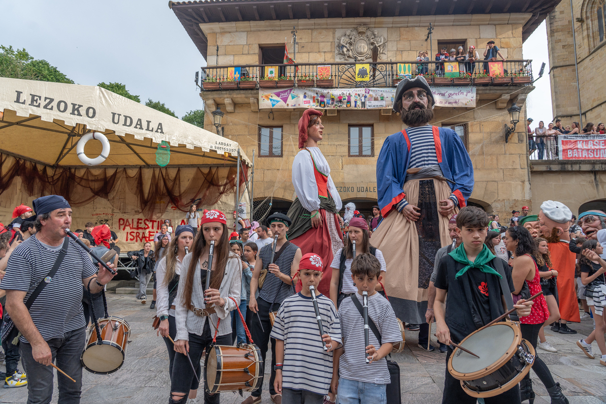 Pirata txistulariak Lezoko mendekoste jaietan.