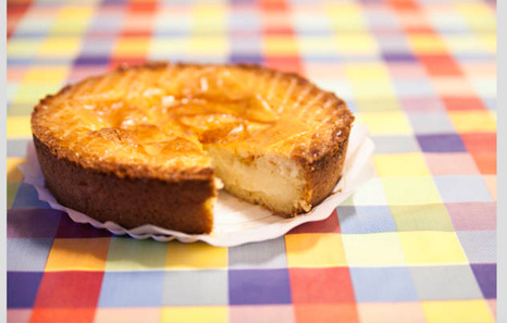 Pastel vasco relleno de crema pastelera