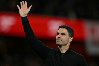 Arteta saluda a la afición del Emirates tras ganar al Burnley el fin de semana, preludio de esta liga que ha llegado en lunes.