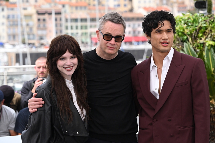 Sophie Thatcher, Nicolas Winding Refn y Charles Melton, durante el photocall de ‘Her Private Hell’.