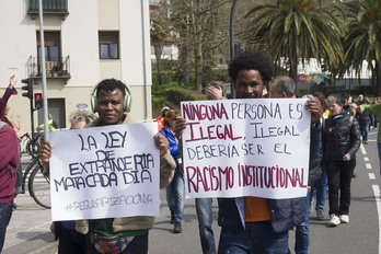 Mensajes contra la explotación en una marcha antirracista en Pasaia.