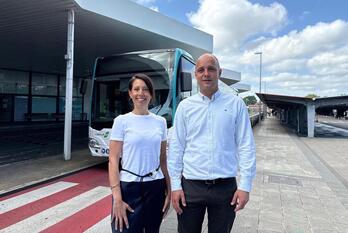 Azahara Dominguez diputatua eta Igor Enparan Hondarribiko alkatea, aireportuan.