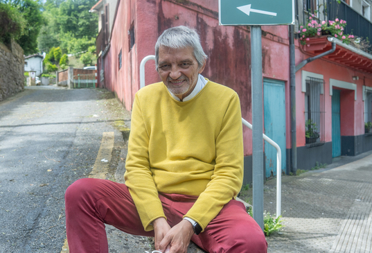 Sebastià Jornet posa ante unas viviendas en el barrio donostiarra de Igara.