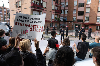 Acción de AZET para tratar de paralizar und eshaucio en Zurbaranbarri en junio de 2025.