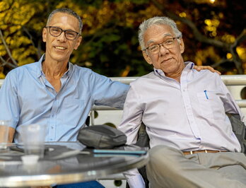 En la página anterior, el abogado Ramiro Perlaza y el economista Carlos Moreno. Bajo estas líneas, mural de Iván Cepeda en una pared de la ciudad colombiana.