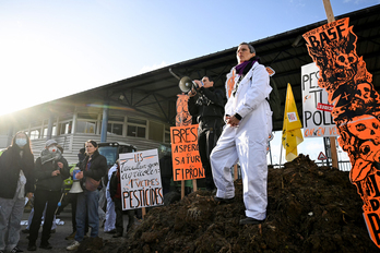 Una protestas ecologista en el Estado francés contra el vertido de sustancias per y polifluoroalquiladas.