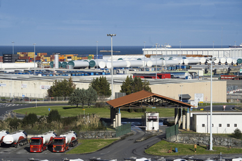 Entrada a las instalaciones del Puerto de Bilbo en Zierbena.