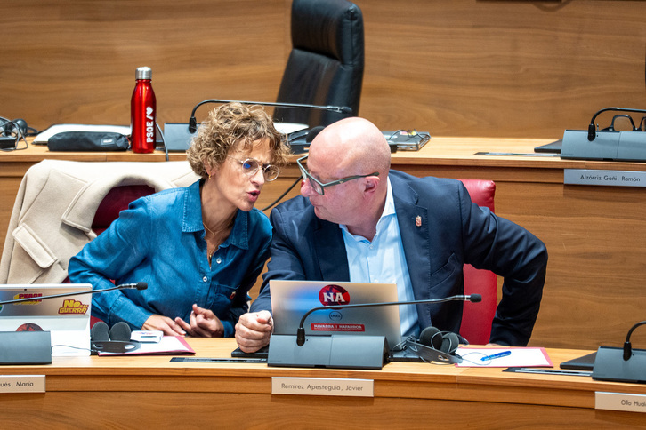 Chivite y Gimeno dialogan durante el tenso pleno parlamentario de la semana pasada.