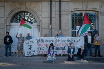Concentración de Global Sumud Euskal Herria este jueves, ante el Parlamento de Gasteiz.