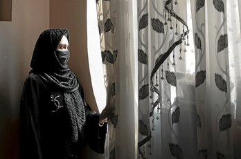 Sahar, etxeko leihotik begiratzen. Hamagarren graduan zegoen 2021ean talibanek neskentzako bigarren hezkuntza eta goi mailako ikasketak debekatu zituztenean.