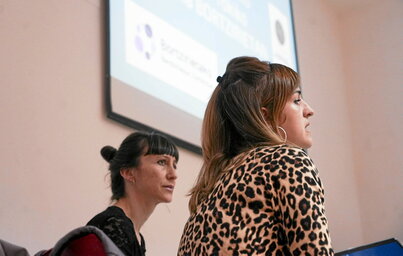 Laura Vara eta Monika Mendiberri Emagineko kideak, Beran egindako diagnostikoaren aurkezpenean.