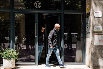 Un agente de la UDEF sale de las oficinas de la empresa de las hijas de Zapatero.
