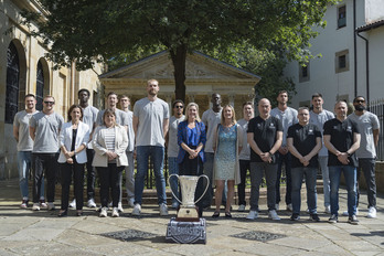 Surne Bilbao posa con la FIBA Europe Cup junto al Árbol de Gernika.