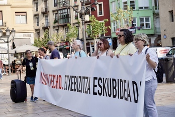Diversos colectivos se han concentrado para pedir que se garantice el derecho a la vivienda en Bilbo.