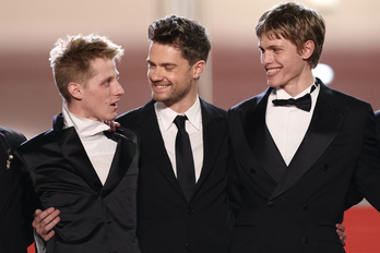 El actor Valentin Campagne, el director Lukas Dhont y el actor Emmanuel Macchia, en Cannes.