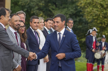 Imanol Pradales saluda a los miembros de su gobierno en el inicio de este curso en Miramar (Donostia).
