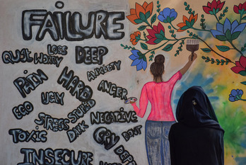 Mural sensibilizando de la importancia de la salud mental en India.