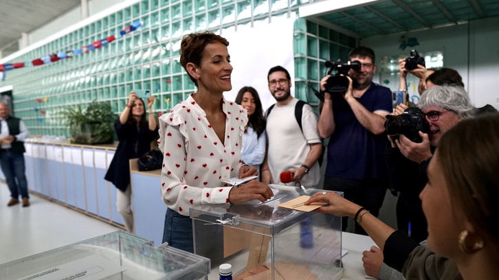 María Chivite, votando en las elecciones municipales y forales del 28 de mayo de 2023.