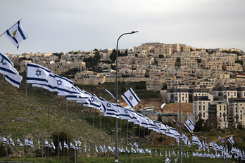 Las afueras del barrio de Beit Hanina, en Jerusalén Este, se ven banderas israelíes a lo largo de la carretera en Ramat Shlomo, un asentamiento ilegal situado en el sector oriental de Jerusalén, anexionado por Israel