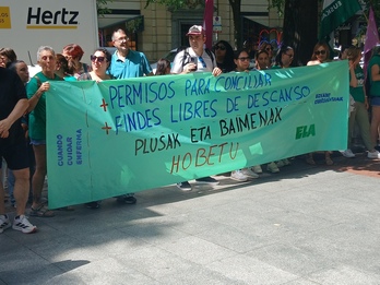 Concentración de ELA ante la sede de Cebek en Bilbo.