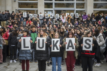 Imagen de archivo de una Concentración ante el instituvo Usandizaga, de donde era alumno Lukas Agirre.