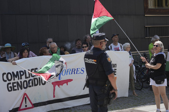 Un momento de la protesta de BDZ Nafarroa por la entrega de un nuevo galardón a MTorres.