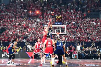 Solo en el salto inicial ha estado igualada la semifinal entre Olympiacos y Fenerbahçe.