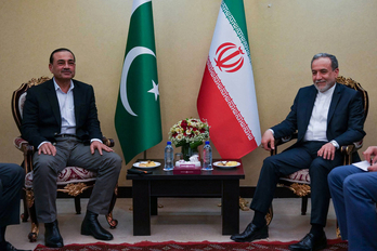 El ministro de Asuntos Exteriores de Irán, Abbas Araghchi, reunido con el jefe del ejército de Pakistán, Syed Asim Munir, en Teherán.