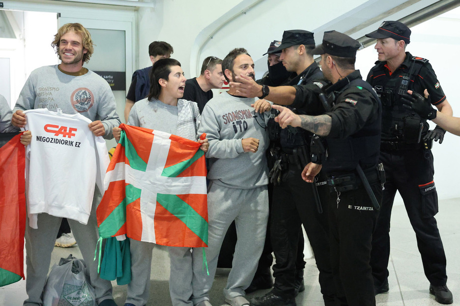 Agentes de la Ertzaintza se dirigen a los integrantes vascos de la flotilla.