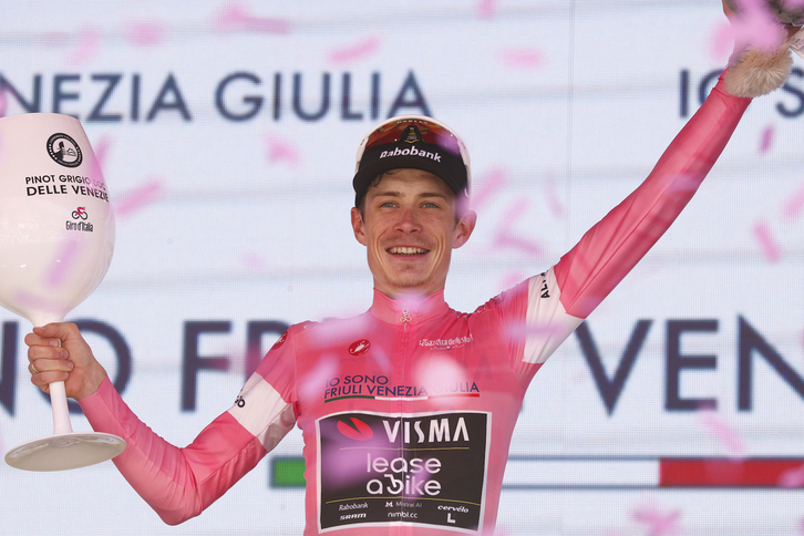 Jonas Vingegaard por fin luce con la maglia rosa.