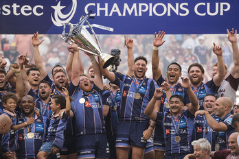 El conjunto bordelés alza el trofeo en San Mamés. 