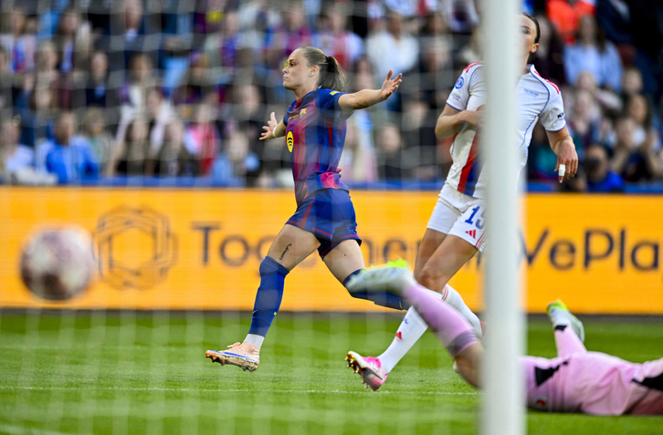 Pajor celebra el primer gol con el balón entrando en la portería de Endler.