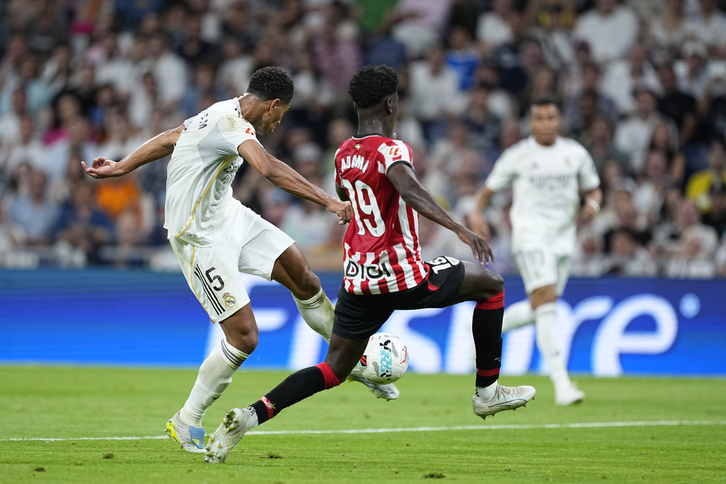 Adama trata de tapar un disparo de un jugador del Madrid