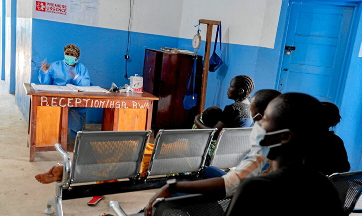 Varias personas esperan a ser atendidas en el hospital de Rwampara, en la provincia nororiental de Ituri (República Democrática del Congo), epicentro del brote de ébola.