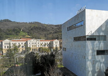 El edificio ‘Bizkaia-aretoa’ de la Universidad del País Vasco (EHU) y de fondo una de las sedes de la Universidad de Deusto, en Bilbao.