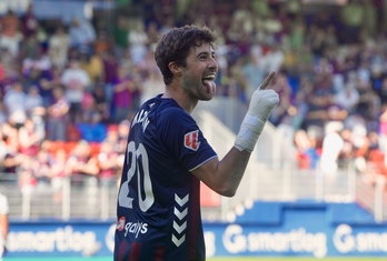 Martón celebra un gol en el partido de Segunda entre Eibar y Córdoba en Ipurua.