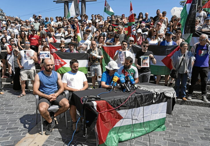 Miembros de Global Sumud Flotilla, en Bilbo. Al lado, la sentada ante la Ertzaintza.