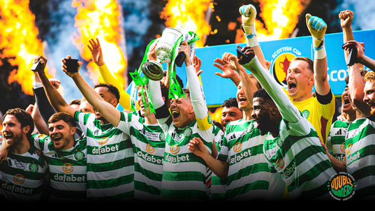 Jugadores del Celtic levantan la Copa escocesa.