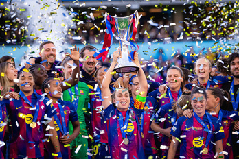 Alexia Putellas alza el cuarto trofeo de Champions del Barcelona.