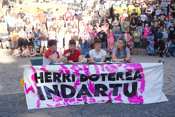 Decenas de activistas de Vitoria-Gasteiz y de Euskal Herria realizan una lectura conjunta para denunciar los abusos policiales y el discurso fascista que han tenido como escenario el barrio libre de Errekaleor en las últimas semanas. 