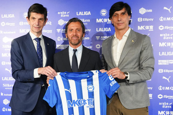 Sergio Fernández –a la derecha– durante la presentación de Quique Sánchez Flores.