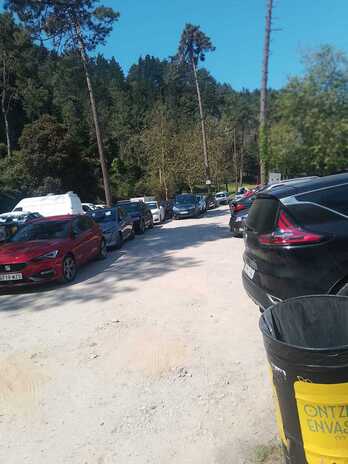 Aspecto que presentaba el pasado domingo el parking de Laga.