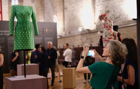 El ‘rojo Valentino’ entra en la catedral de Iruñea