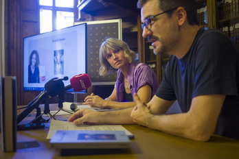 Ezker-eskuin, Nahia Fernandez itzultzailea eta Aritz Galarraga editorea Donostian