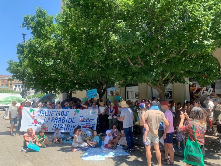 Larrabide Bizirik! plataformako kideek Nafarroako Jauregiaren aurrean egin zuten protestan