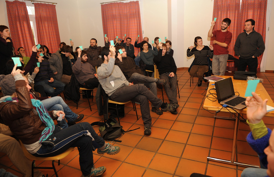 2012ko urtarrilaren 14ko EHZren biltzar nagusia, Heletan. 2012ko urtarrilaren 14ko EHZren biltzar nagusia, Heletan.