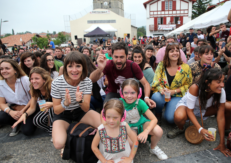 Festibala Irisarrin, 2019an. Helmuga berrian instalatu eta gutira atseden hartu behar izan zuen, Covid-19 pandemiak 2020an Irisarriko bigarren edizioa izanen litzatekeena eragotzi baitzuen. Festibala Irisarrin, 2019an. Helmuga berrian instalatu eta gutira atseden hartu behar izan zuen, Covid-19 pandemiak 2020an Irisarriko bigarren edizioa izanen litzatekeena eragotzi baitzuen.